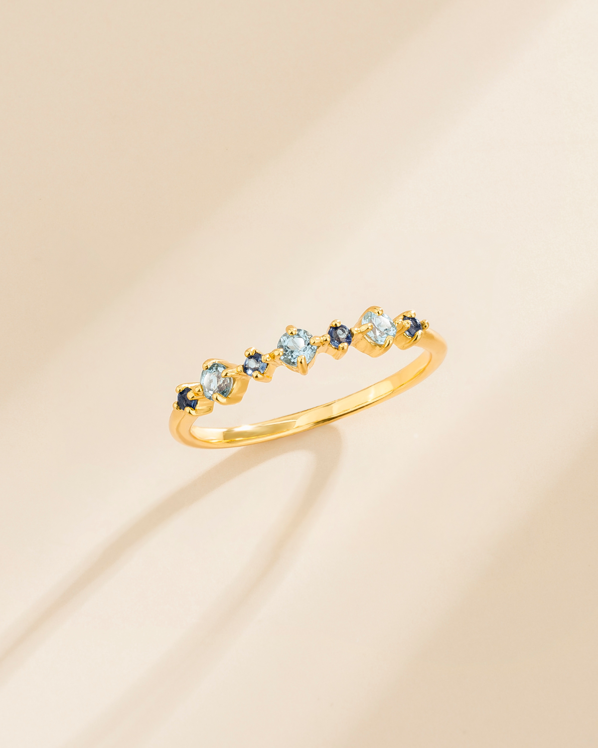 Anneau jonc empilable demi-éternité en saphir bleu et topaze bleue en vermeil d'or 18 carats