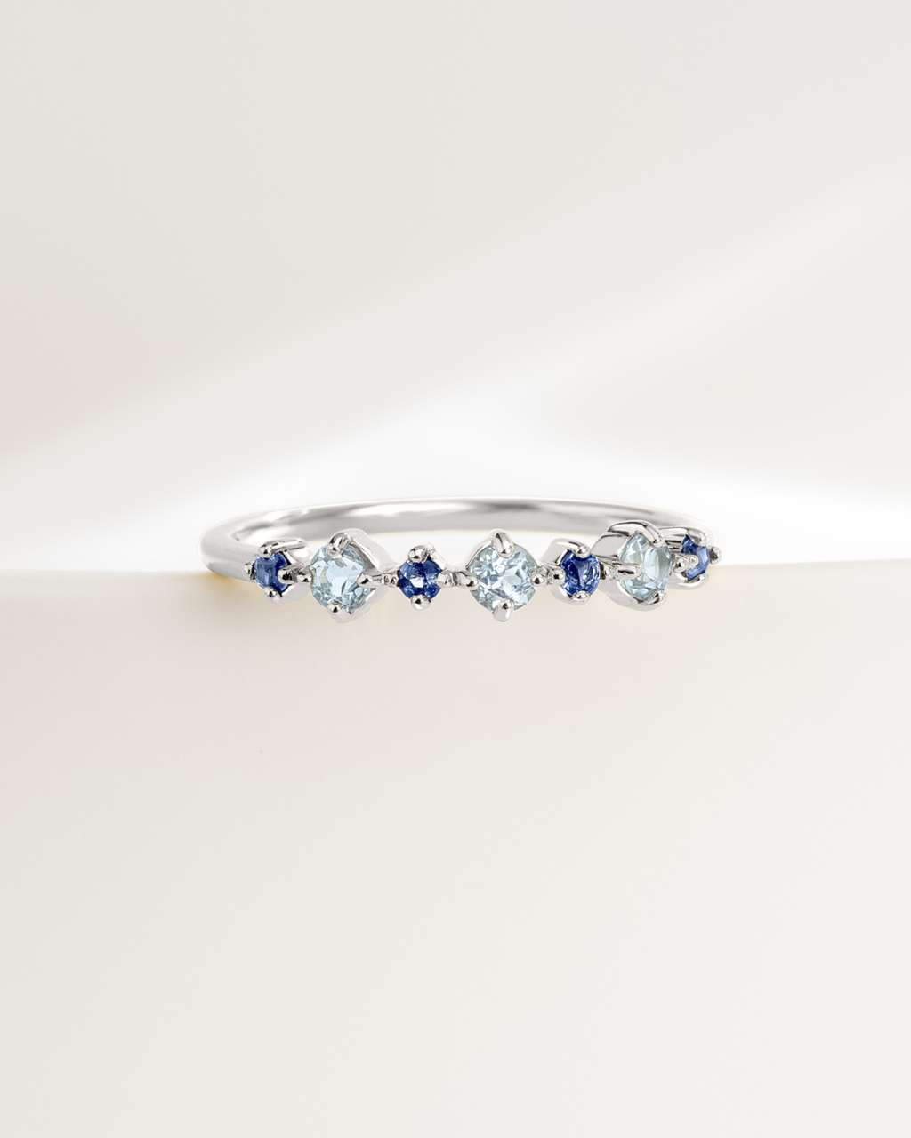 Alliance empilable demi-éternité saphir bleu et topaze bleue en argent sterling