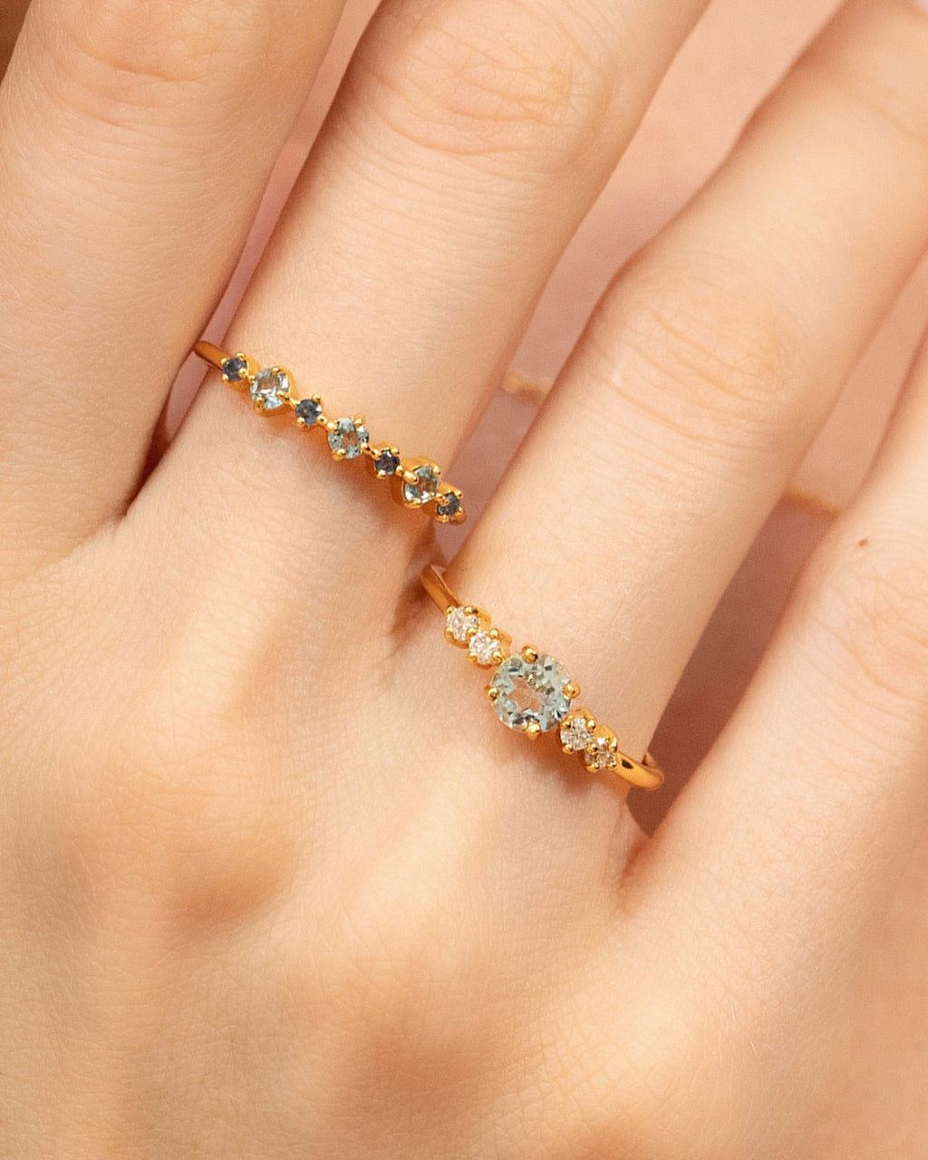 Anneau jonc empilable demi-éternité en saphir bleu et topaze bleue en vermeil d'or 18 carats