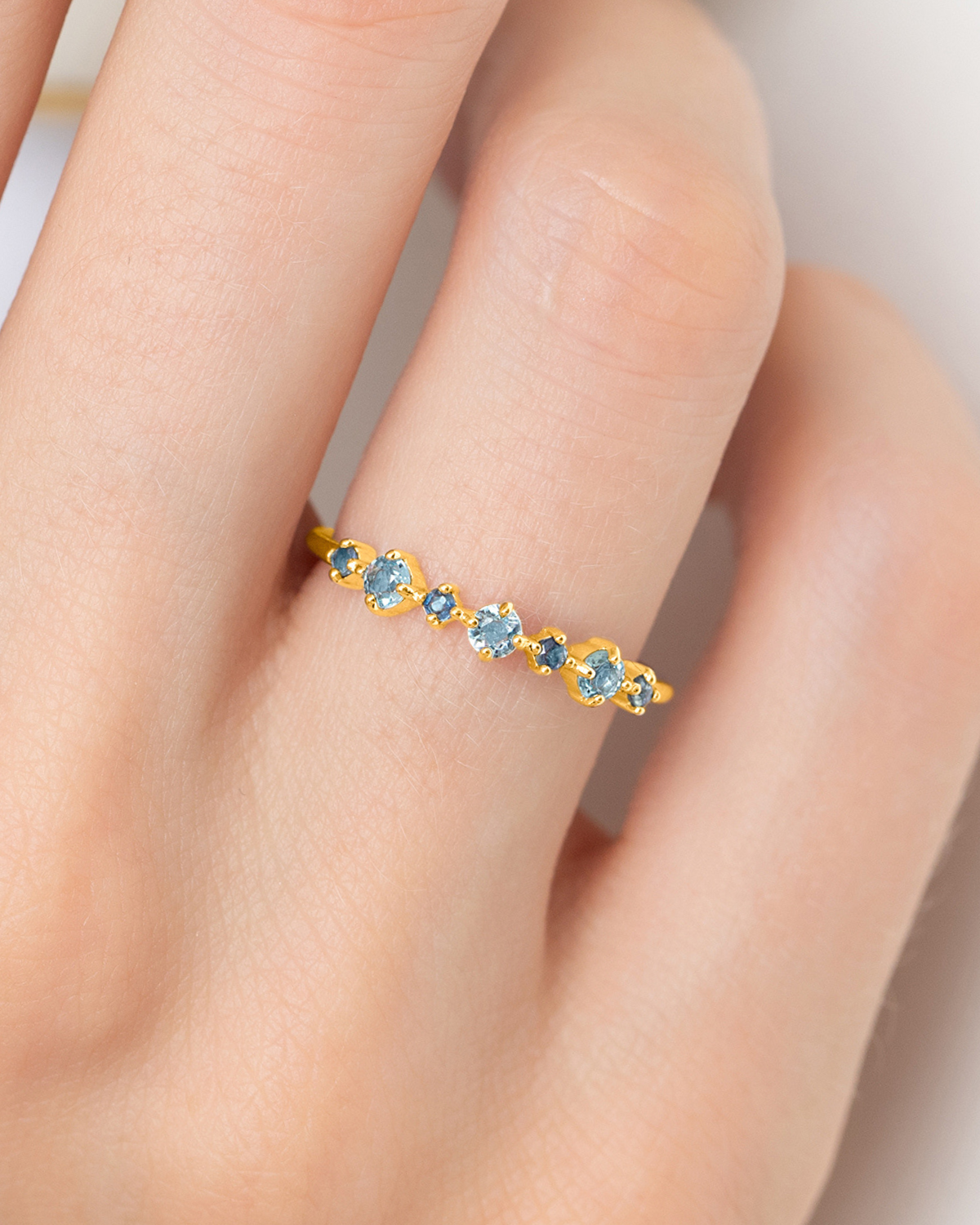Anneau jonc empilable demi-éternité en saphir bleu et topaze bleue en vermeil d'or 18 carats
