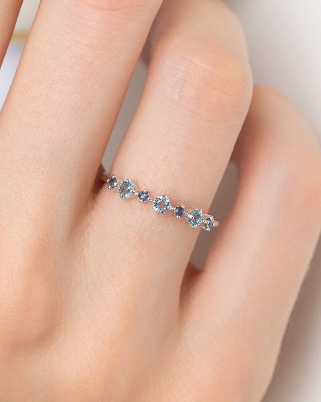 Alliance empilable demi-éternité saphir bleu et topaze bleue en argent sterling