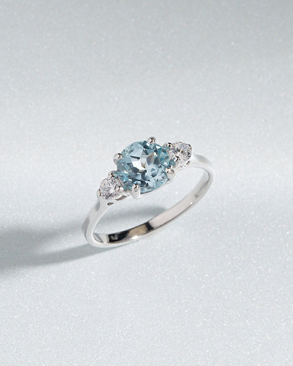 Bague à trois pierres en topaze bleue en argent sterling