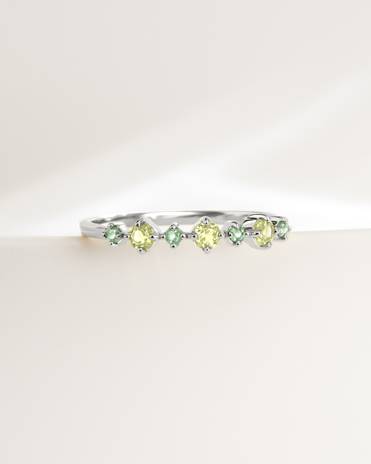 Demi-alliance empilable émeraude et péridot en argent sterling