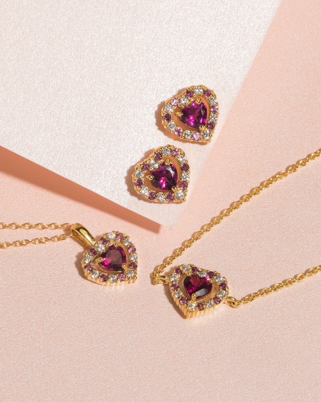 Clous d'oreilles en grenat rhodolite Cœur rouge en vermeil 18 carats