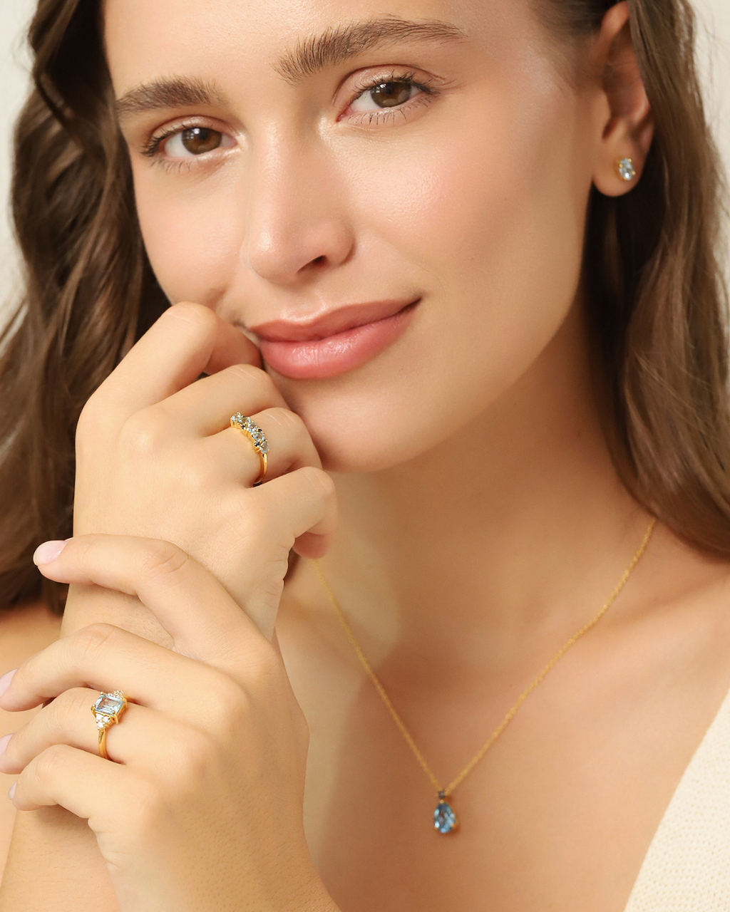 Alliance demi-éternité en saphir bleu et topaze bleue taille poire en vermeil d'or 18 carats