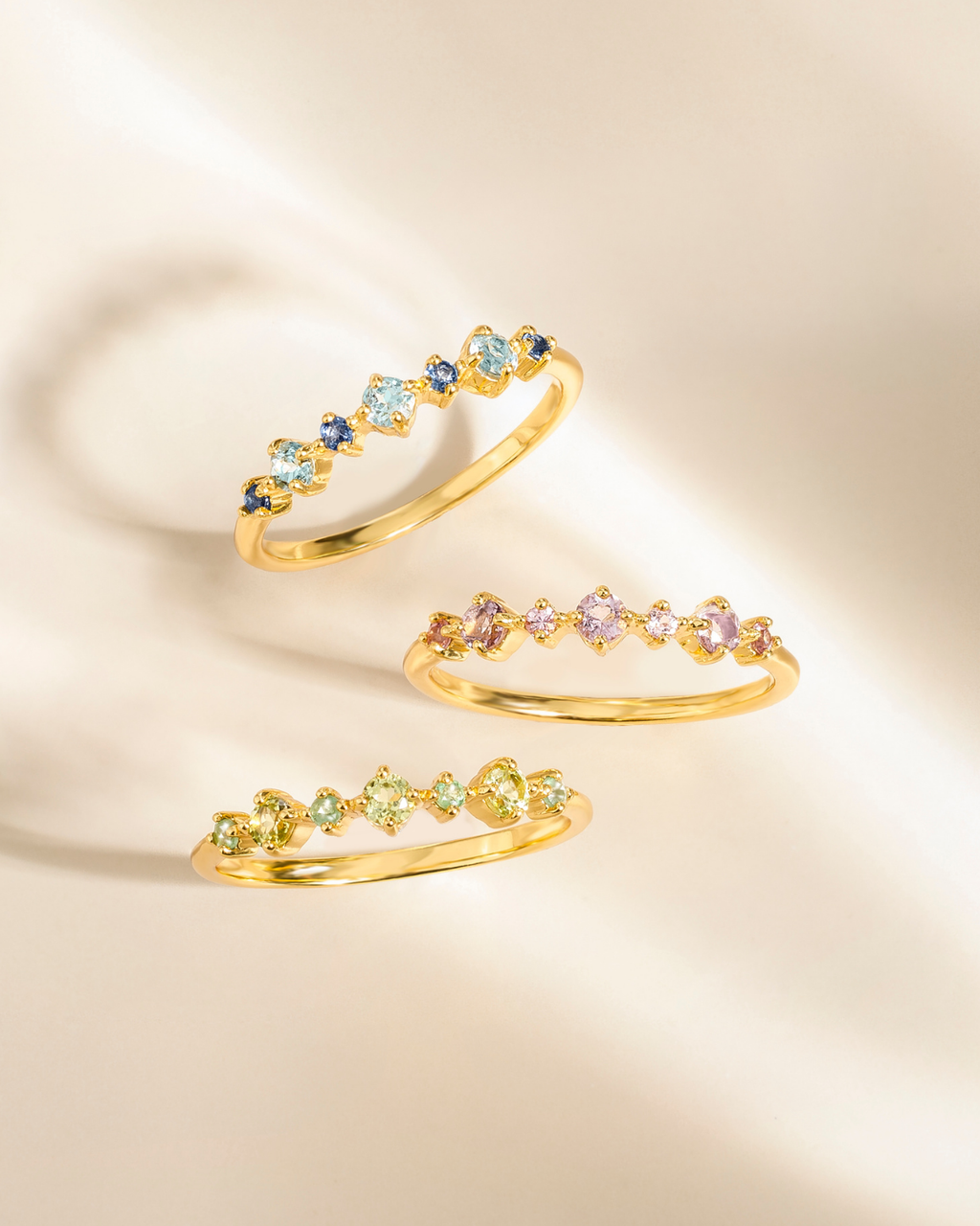 Anneau jonc empilable demi-éternité en saphir bleu et topaze bleue en vermeil d'or 18 carats