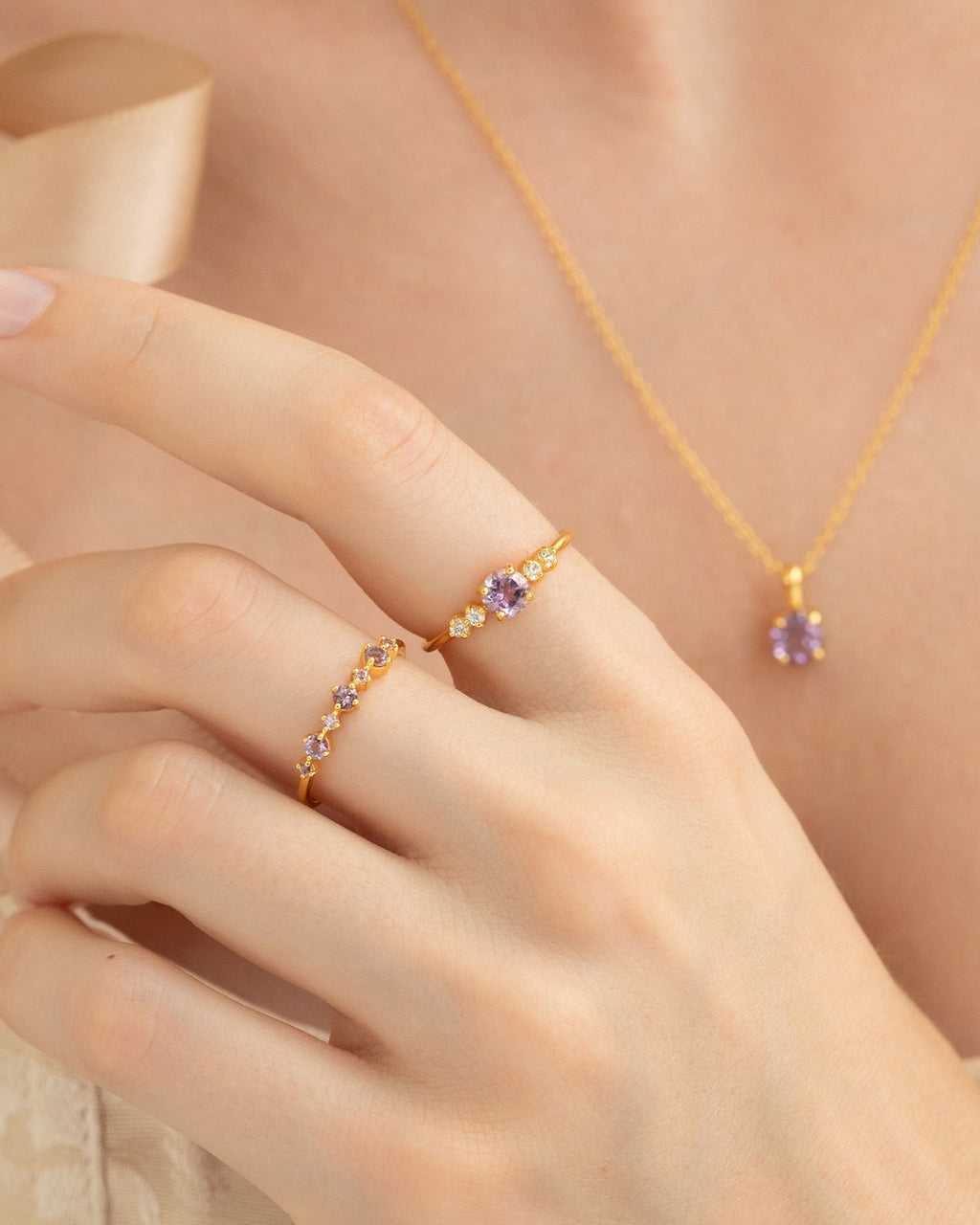Bague cinq pierres en améthyste lavande en vermeil d'or 18 carats