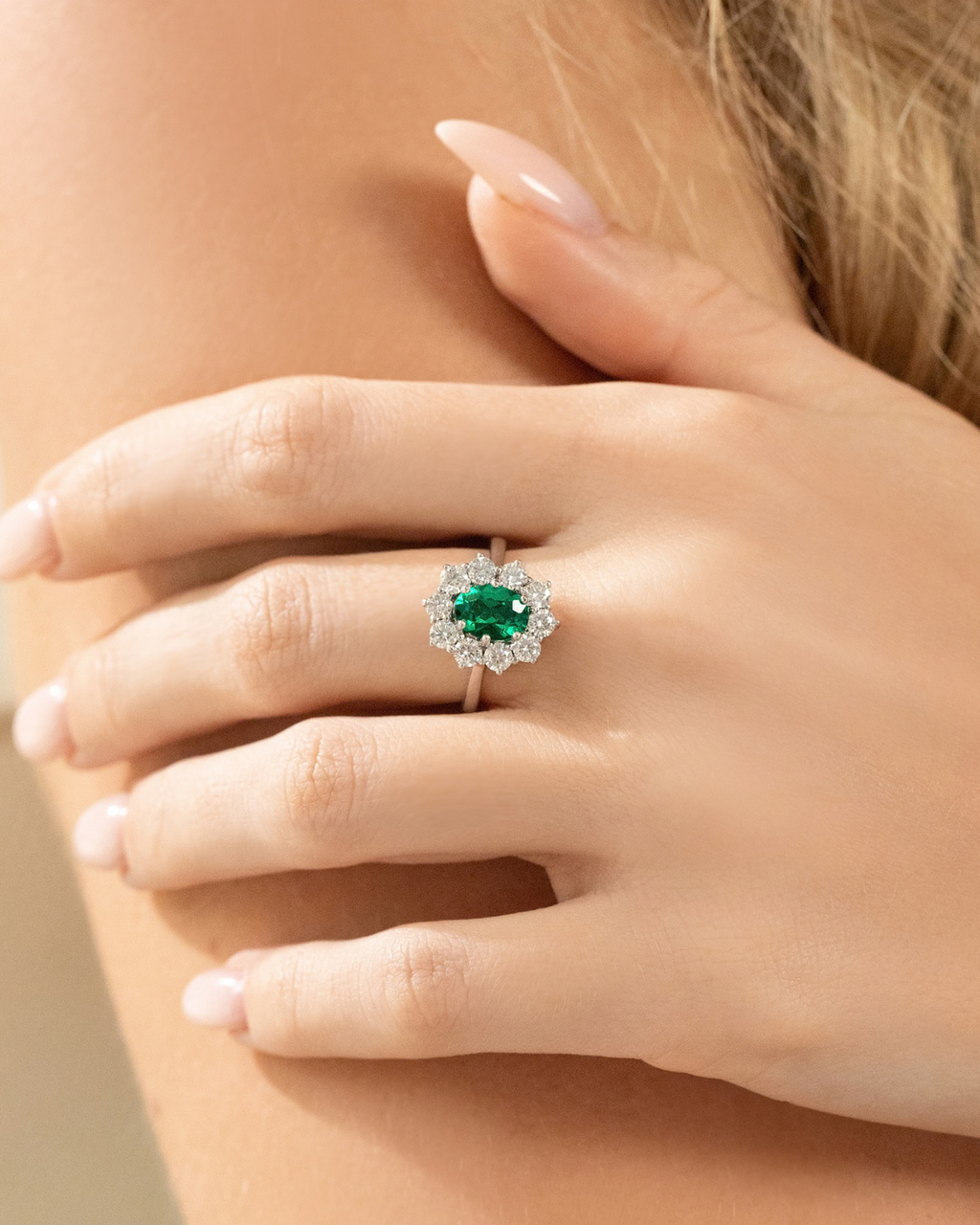 Bague de fiançailles auréole d'émeraudes en argent sterling