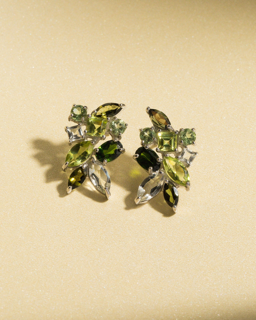 Grandes boucles d'oreilles en grappe de pierres précieuses vertes en argent sterling