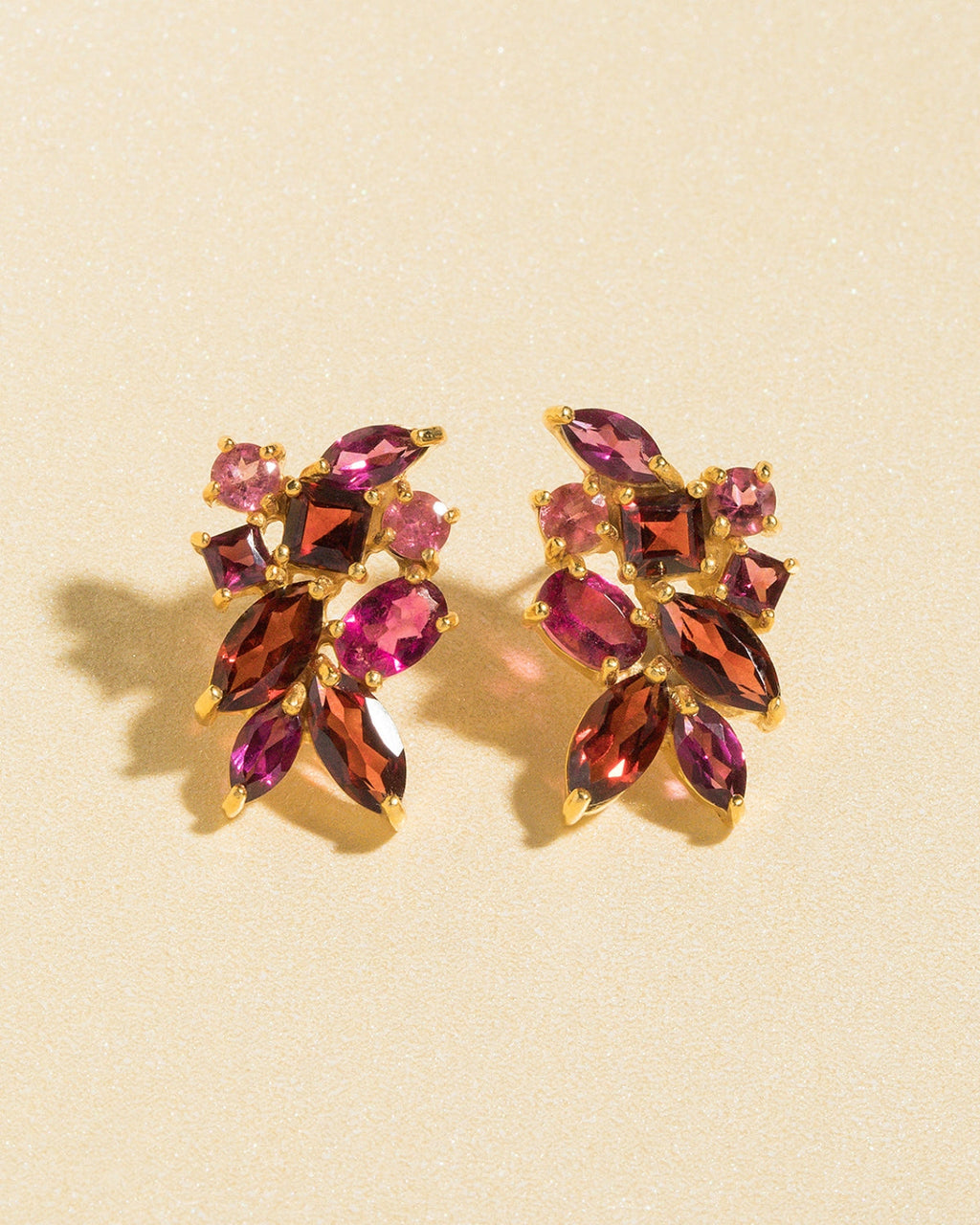 Boucles d'oreilles grappe en vermeil 18 carats avec grandes pierres rouges