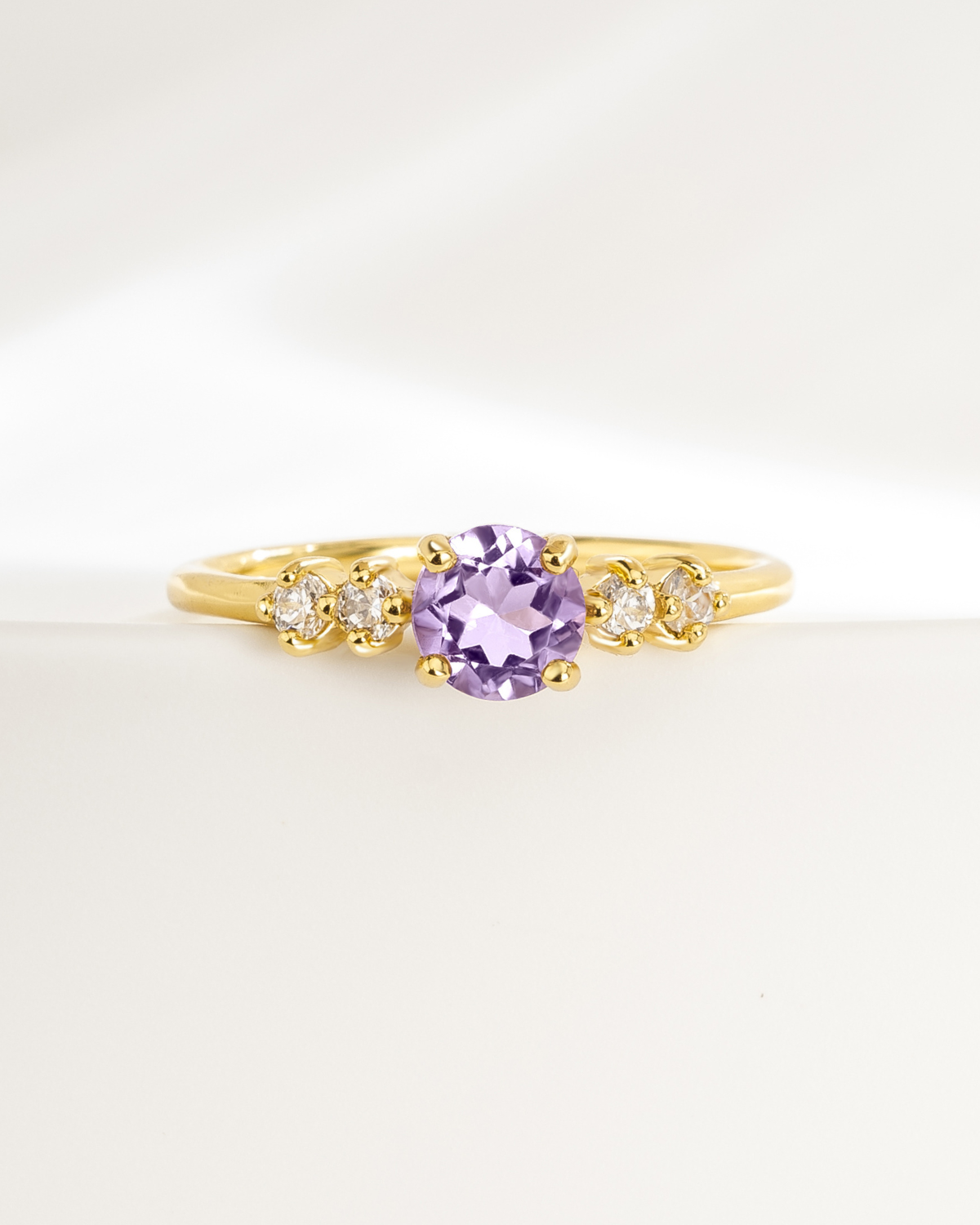 Bague cinq pierres en améthyste lavande en vermeil d'or 18 carats
