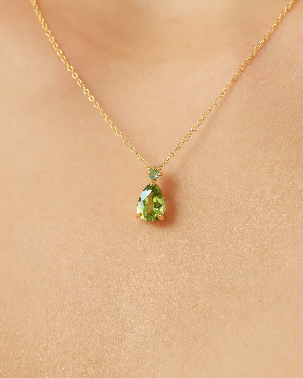 Pendentif en or vermeil 18 carats avec émeraudes et péridots taille poire