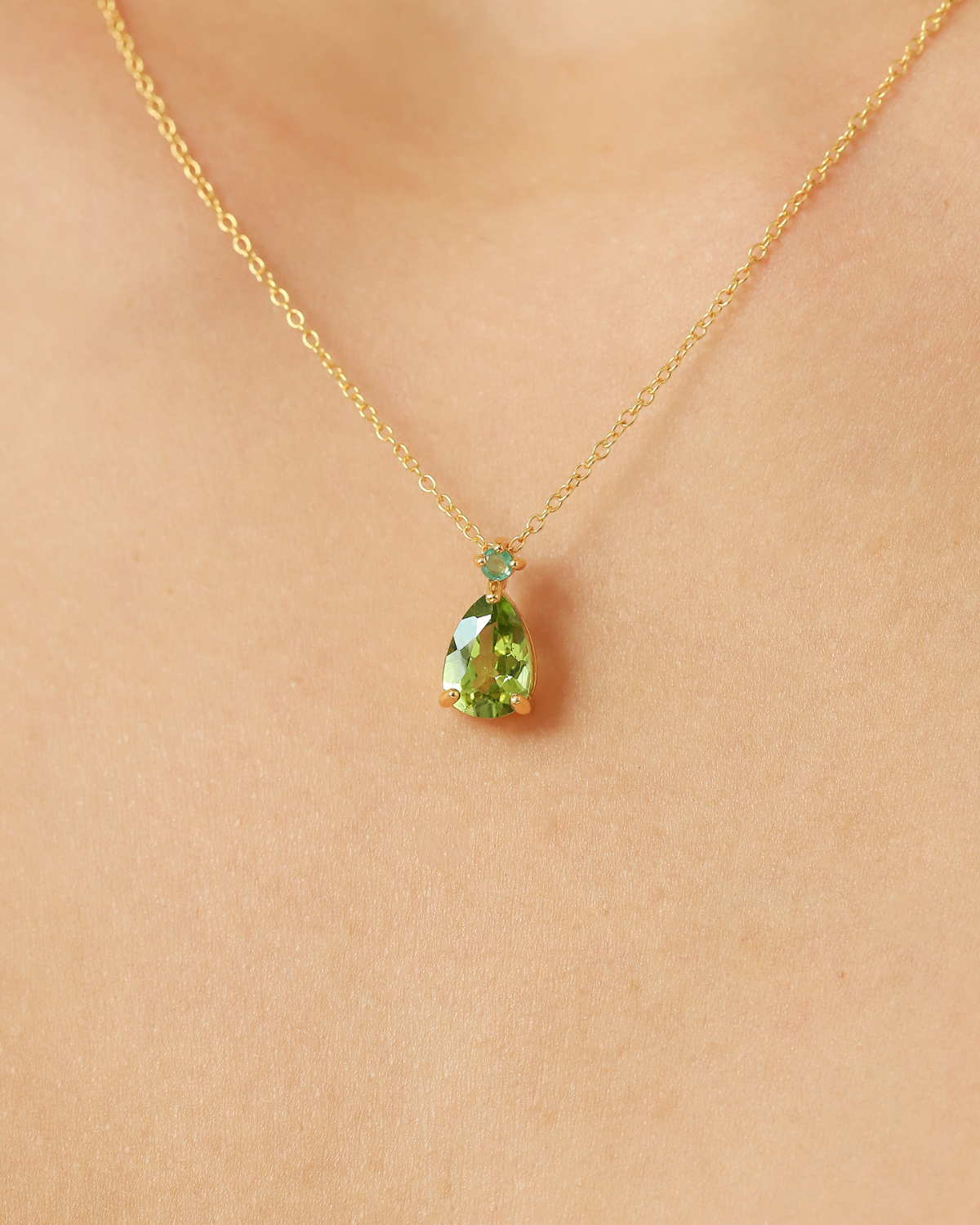 Pendentif en or vermeil 18 carats avec émeraudes et péridots taille poire