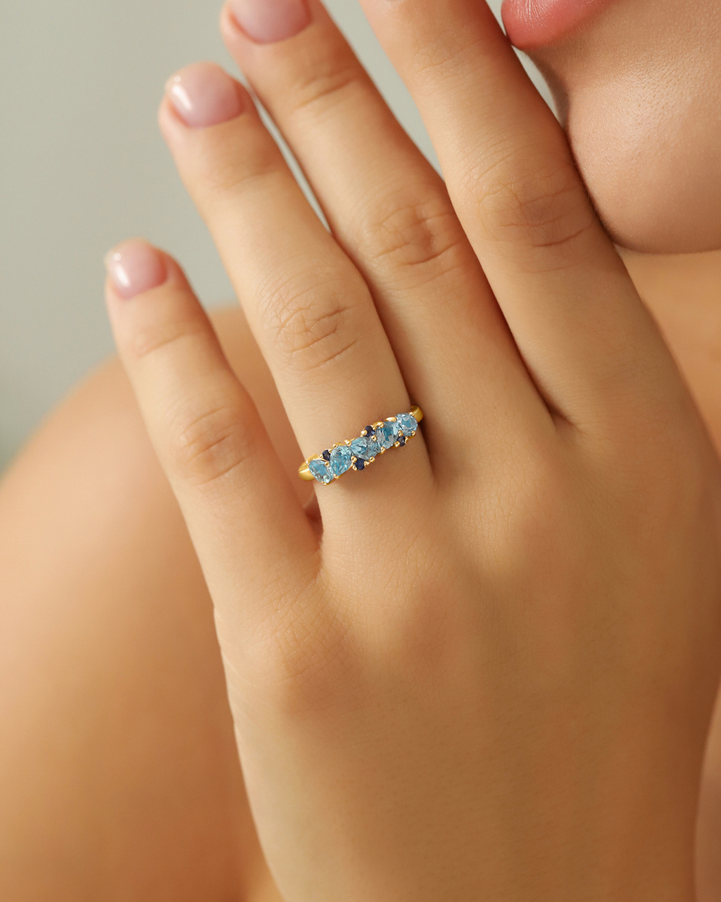 Alliance demi-éternité en saphir bleu et topaze bleue taille poire en vermeil d'or 18 carats