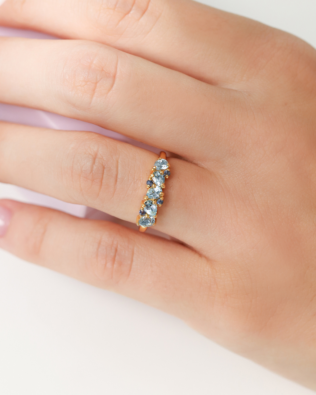 Alliance demi-éternité en saphir bleu et topaze bleue taille poire en vermeil d'or 18 carats