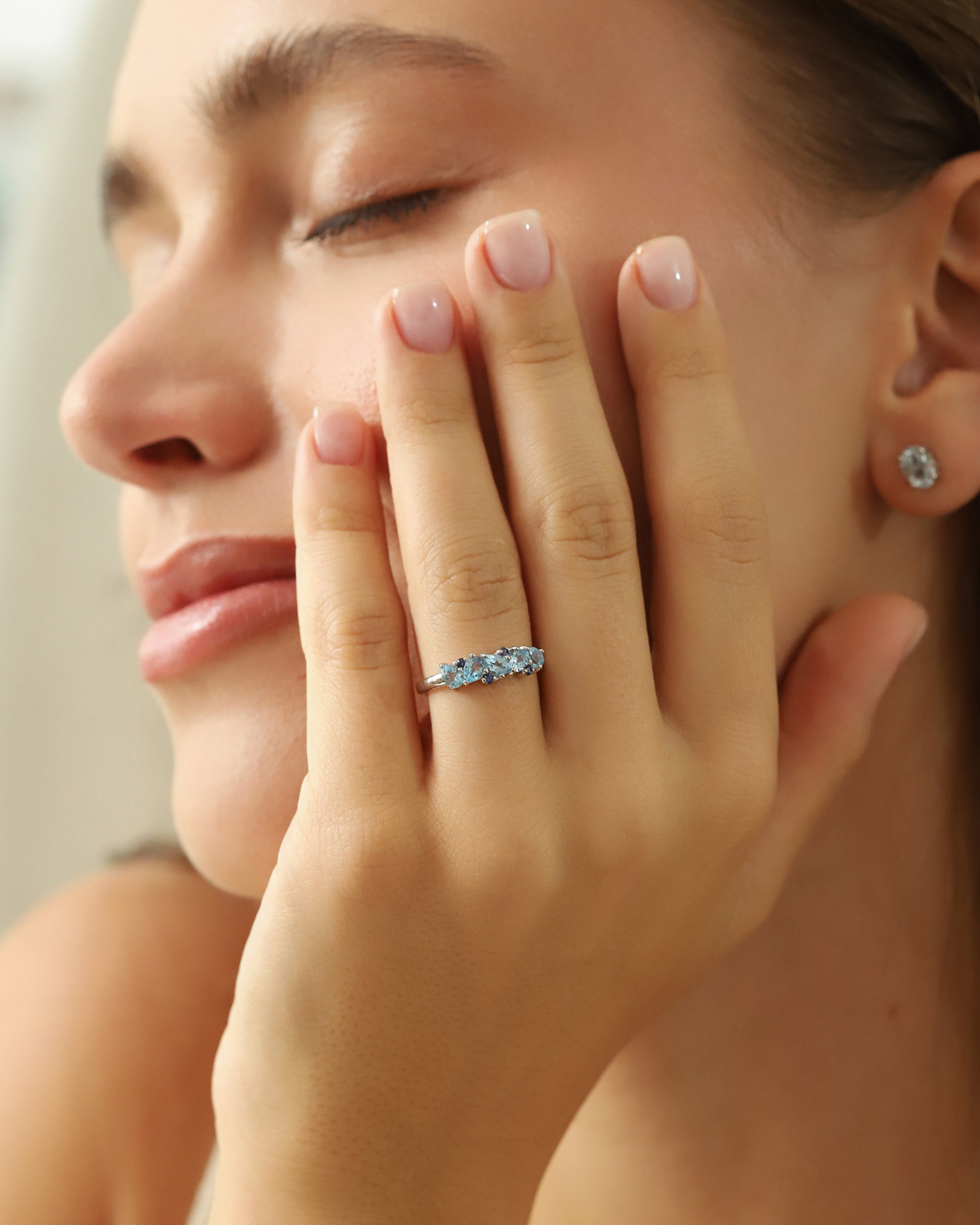Bague demi-éternité en argent sterling avec saphir bleu et topaze bleue taille poire