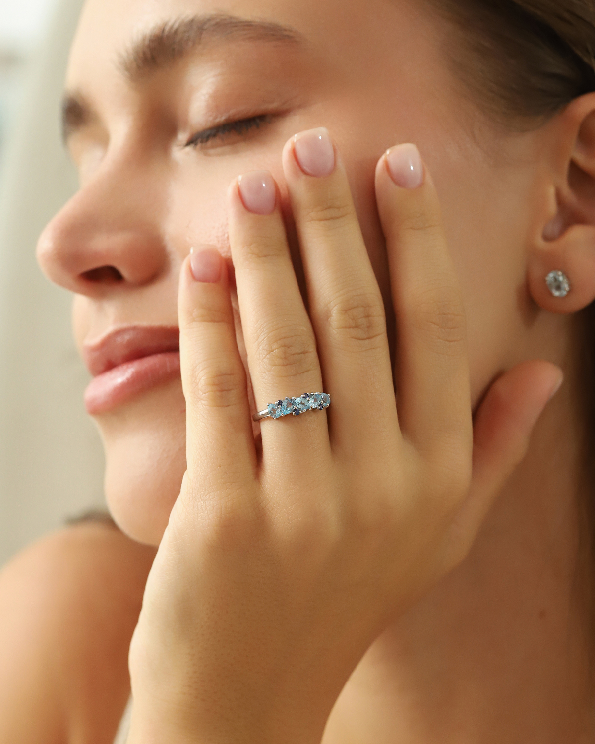 Bague demi-éternité en argent sterling avec saphir bleu et topaze bleue taille poire