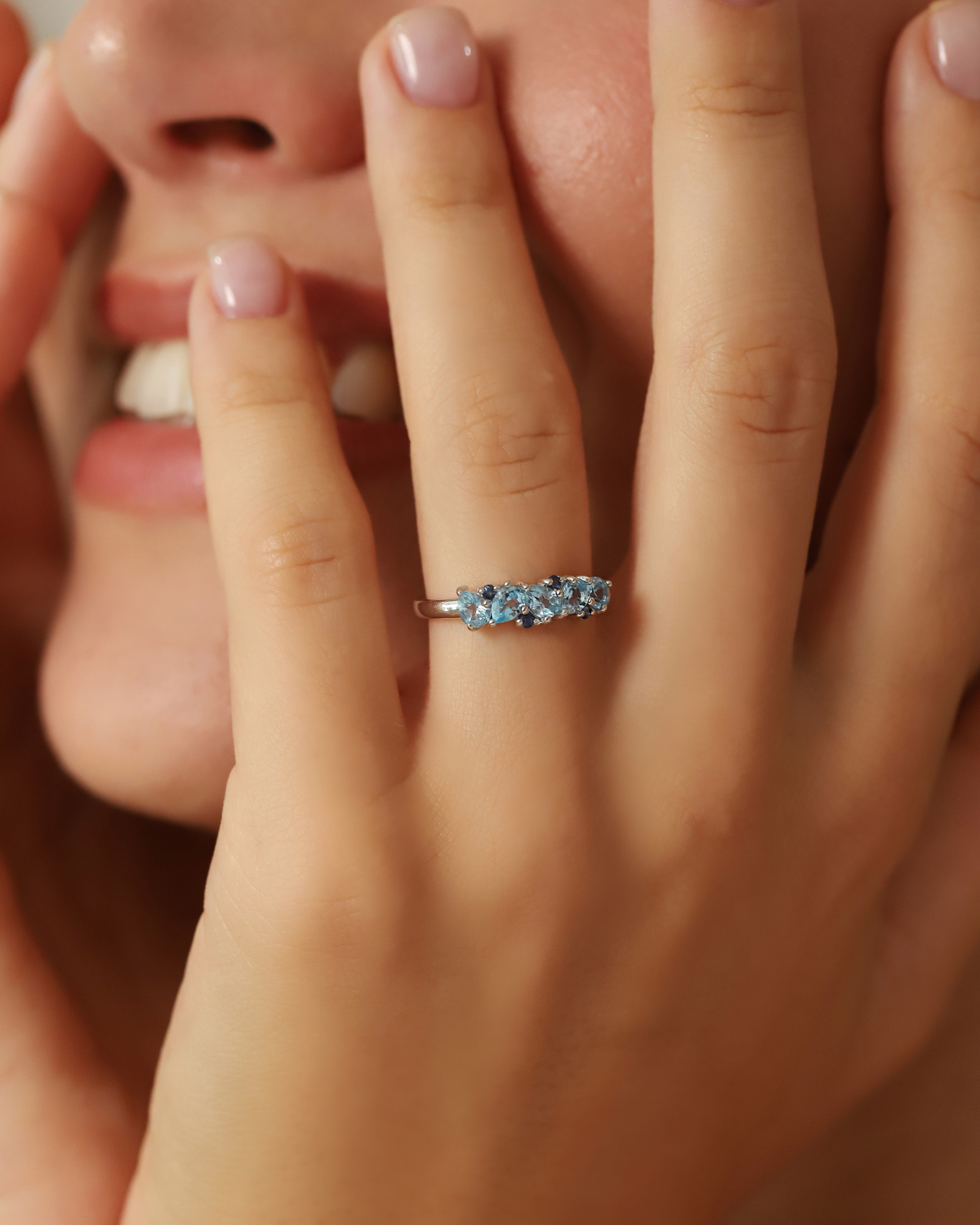 Bague demi-éternité en argent sterling avec saphir bleu et topaze bleue taille poire