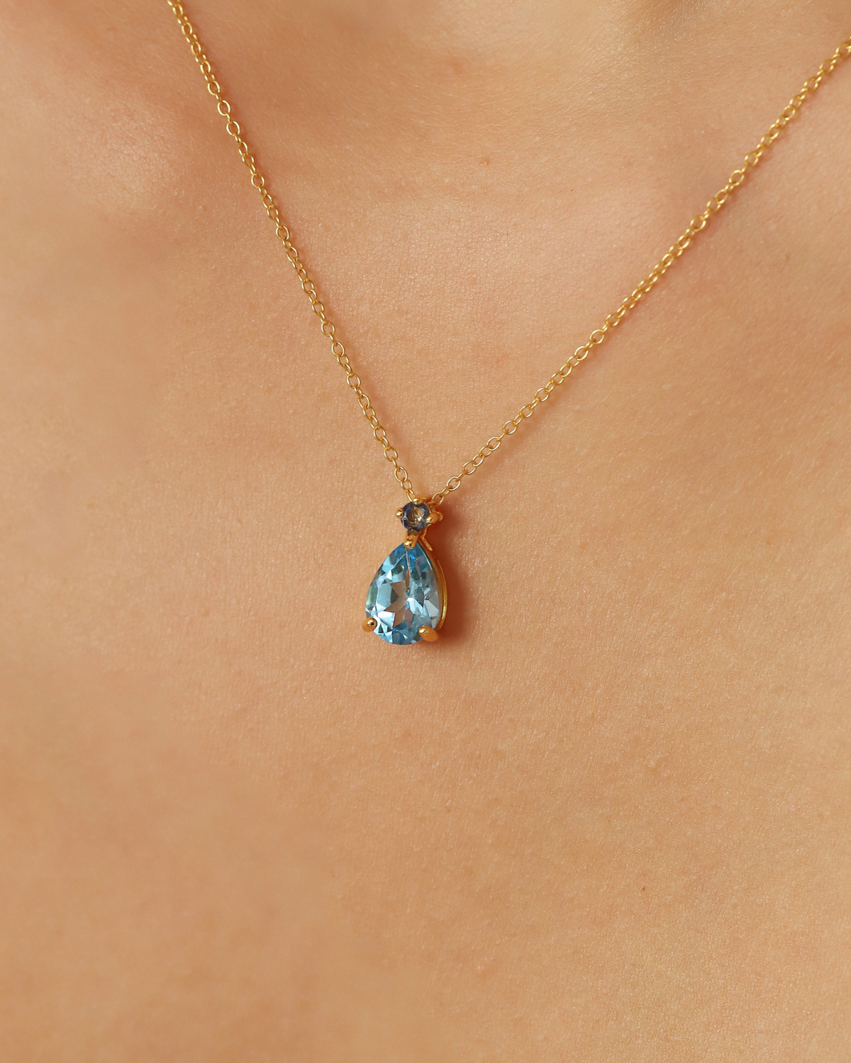 Pendentif poire en saphir bleu et topaze bleue en vermeil or 18 carats