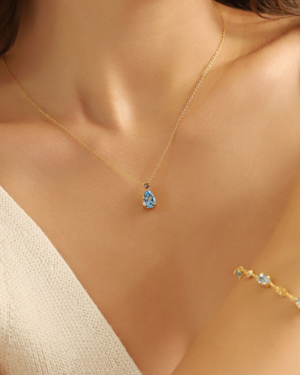 Pendentif poire en saphir bleu et topaze bleue en vermeil or 18 carats