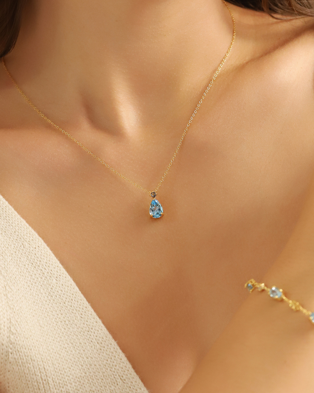 Pendentif poire en saphir bleu et topaze bleue en vermeil or 18 carats