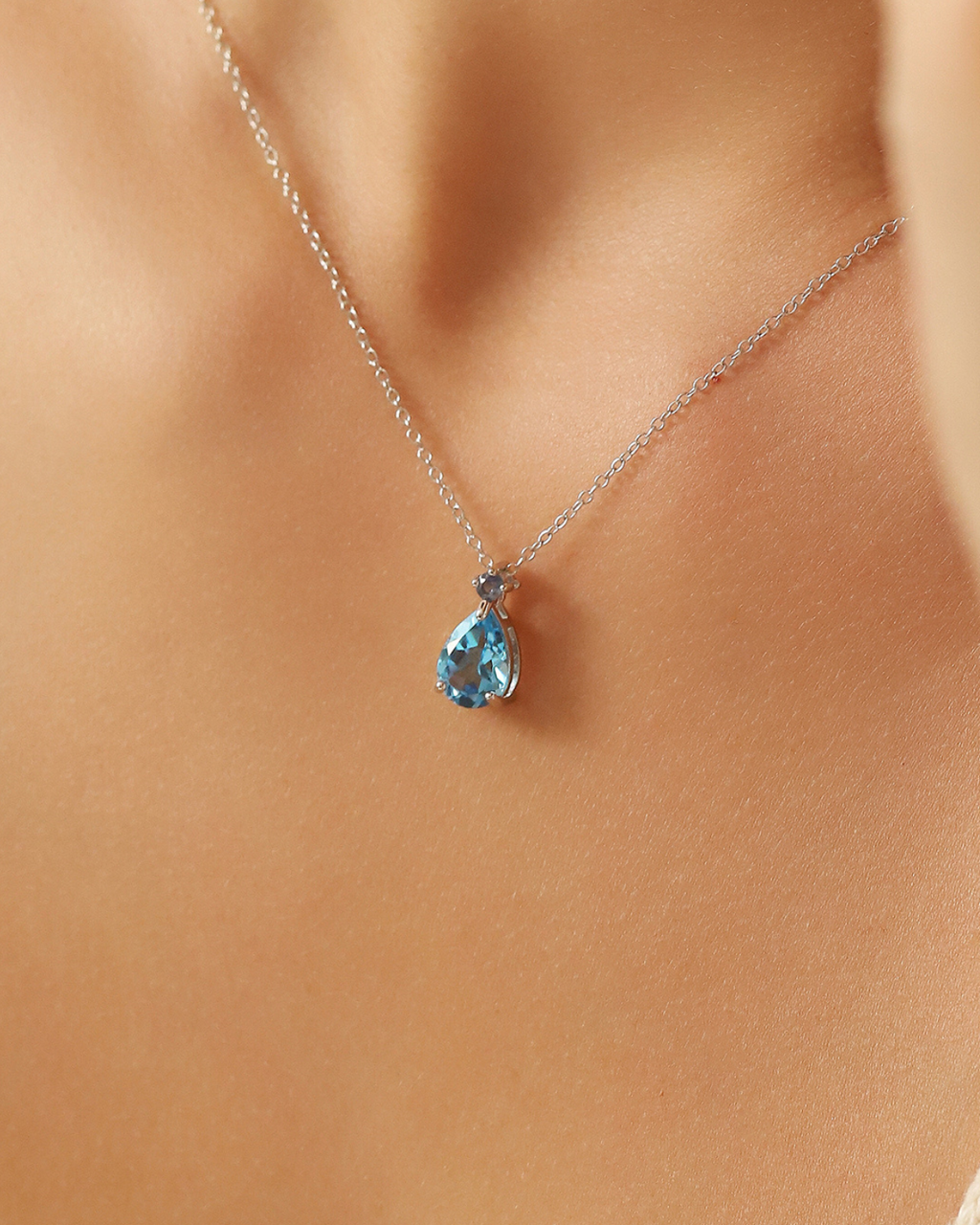 Collier pendentif poire en saphir bleu et topaze bleue en argent sterling
