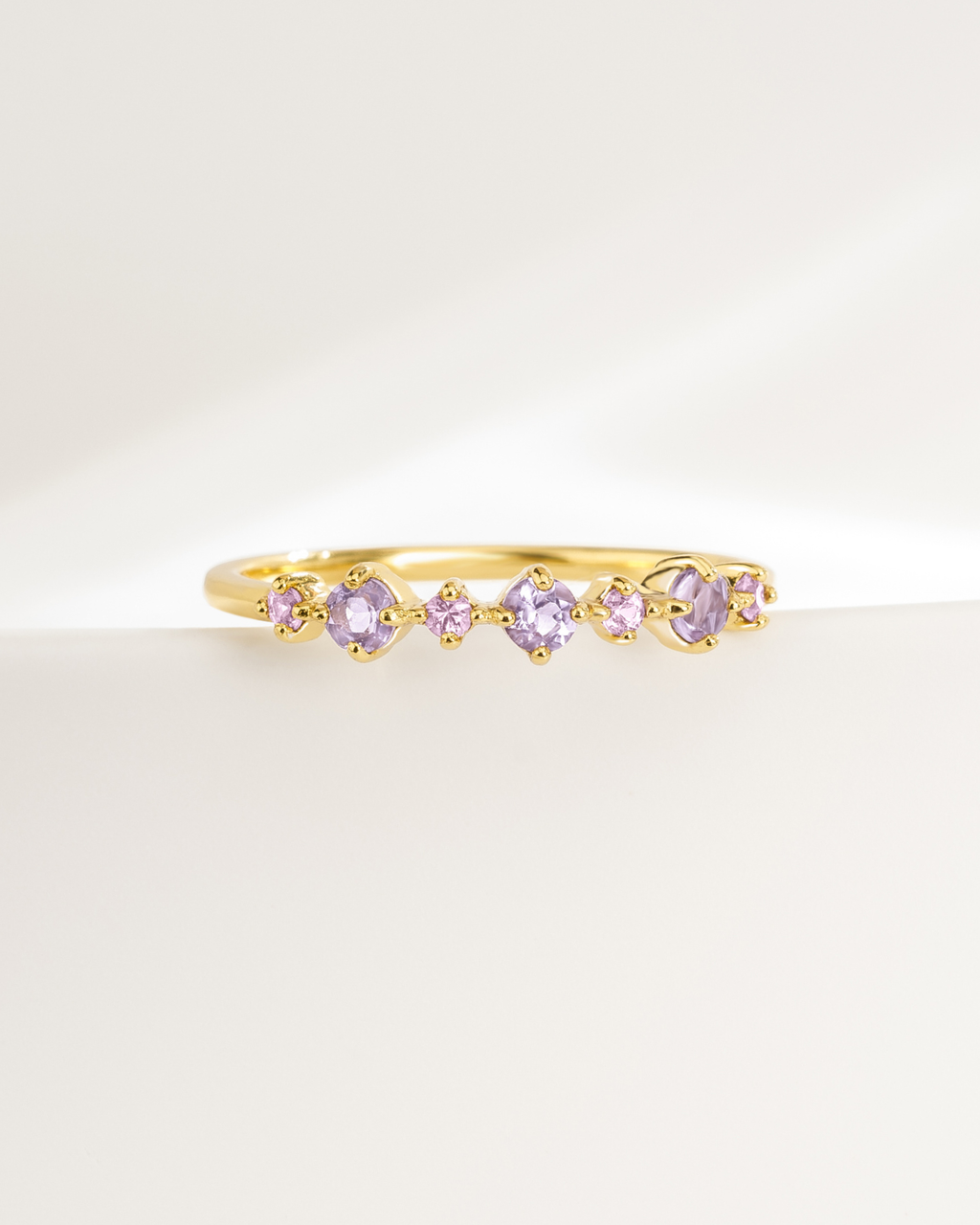 Alliance demi-éternité empilable Saphir Rose & Améthyste en Vermeil d'Or 18 carats