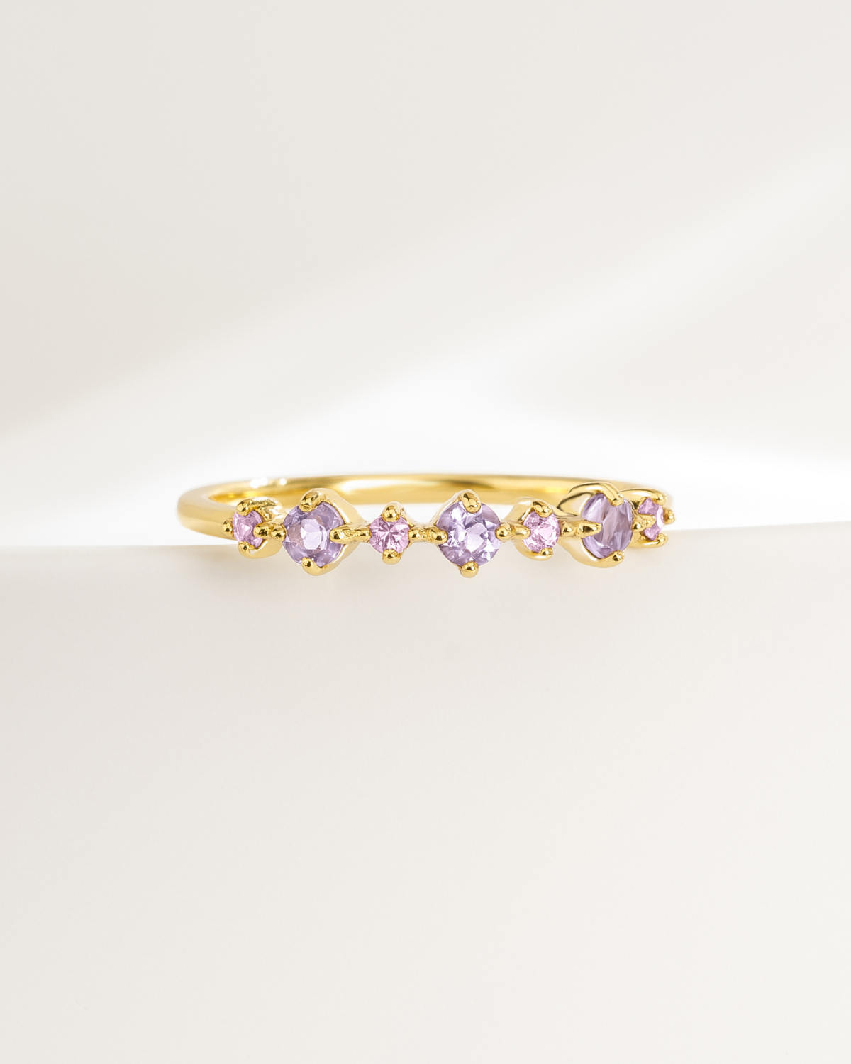 Alliance demi-éternité empilable Saphir Rose & Améthyste en Vermeil d'Or 18 carats