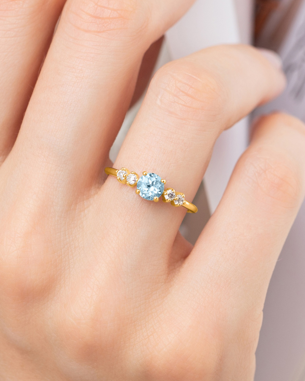 Bague à cinq pierres topaze bleu ciel en vermeil 18 carats