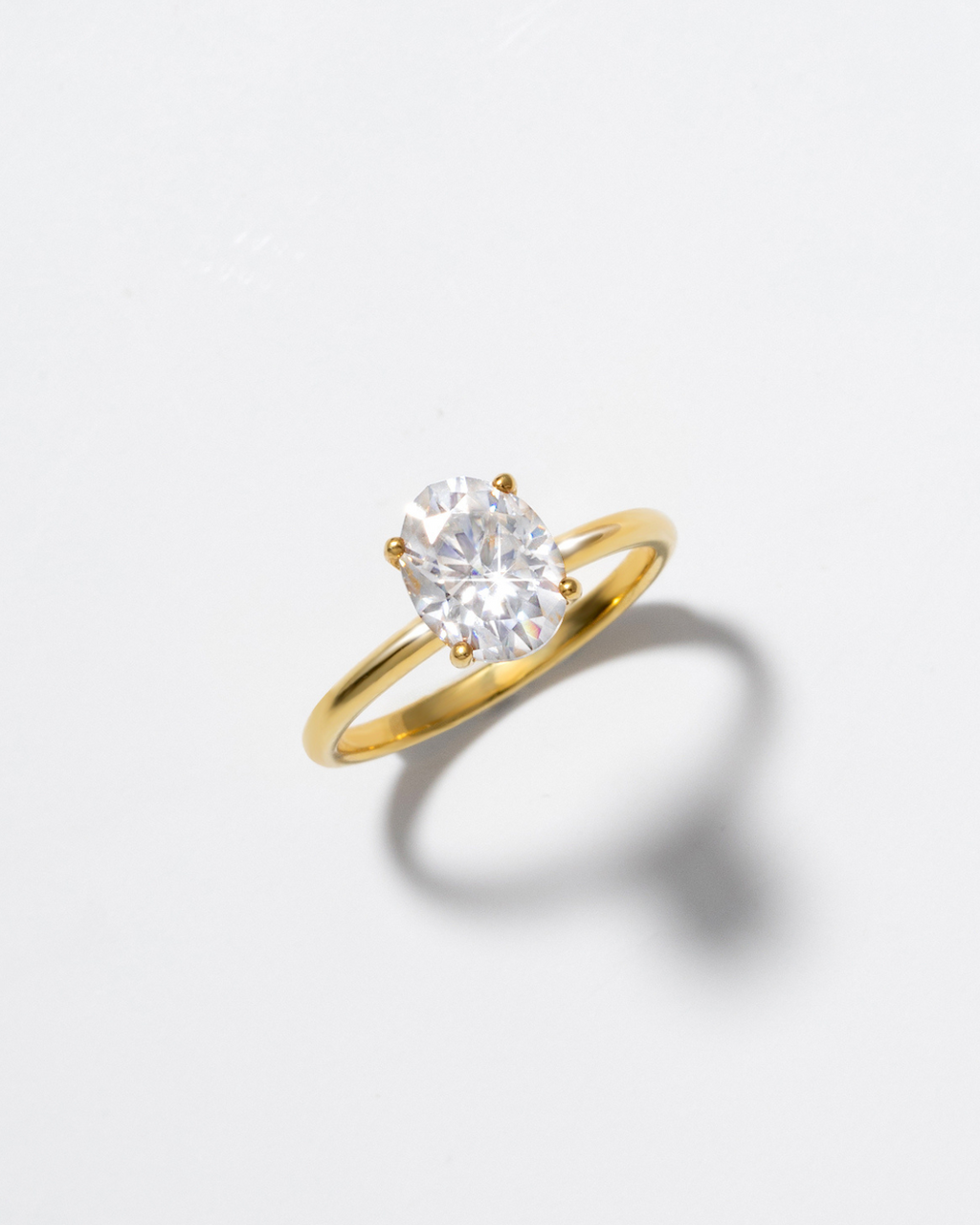 Bague de fiançailles solitaire ovale en moissanite de 2 carats en vermeil d'or 18 carats