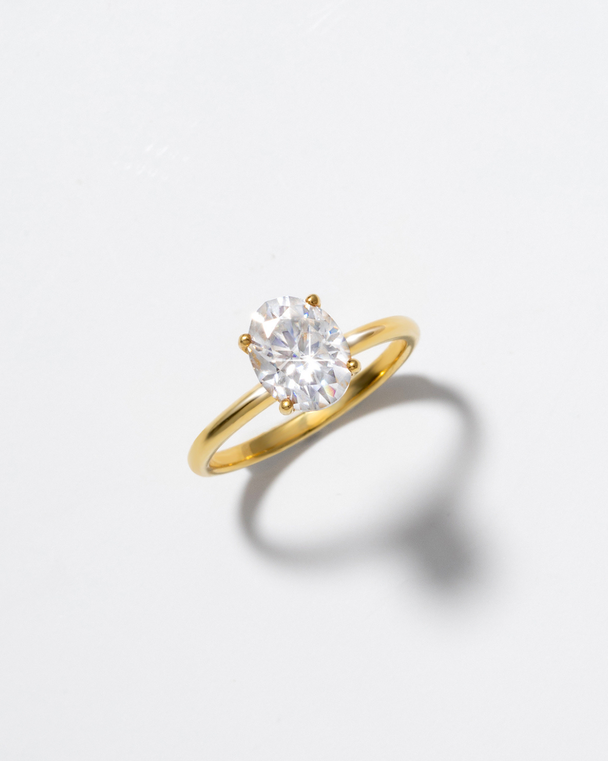 Bague de fiançailles solitaire ovale en moissanite de 2 carats en vermeil d'or 18 carats