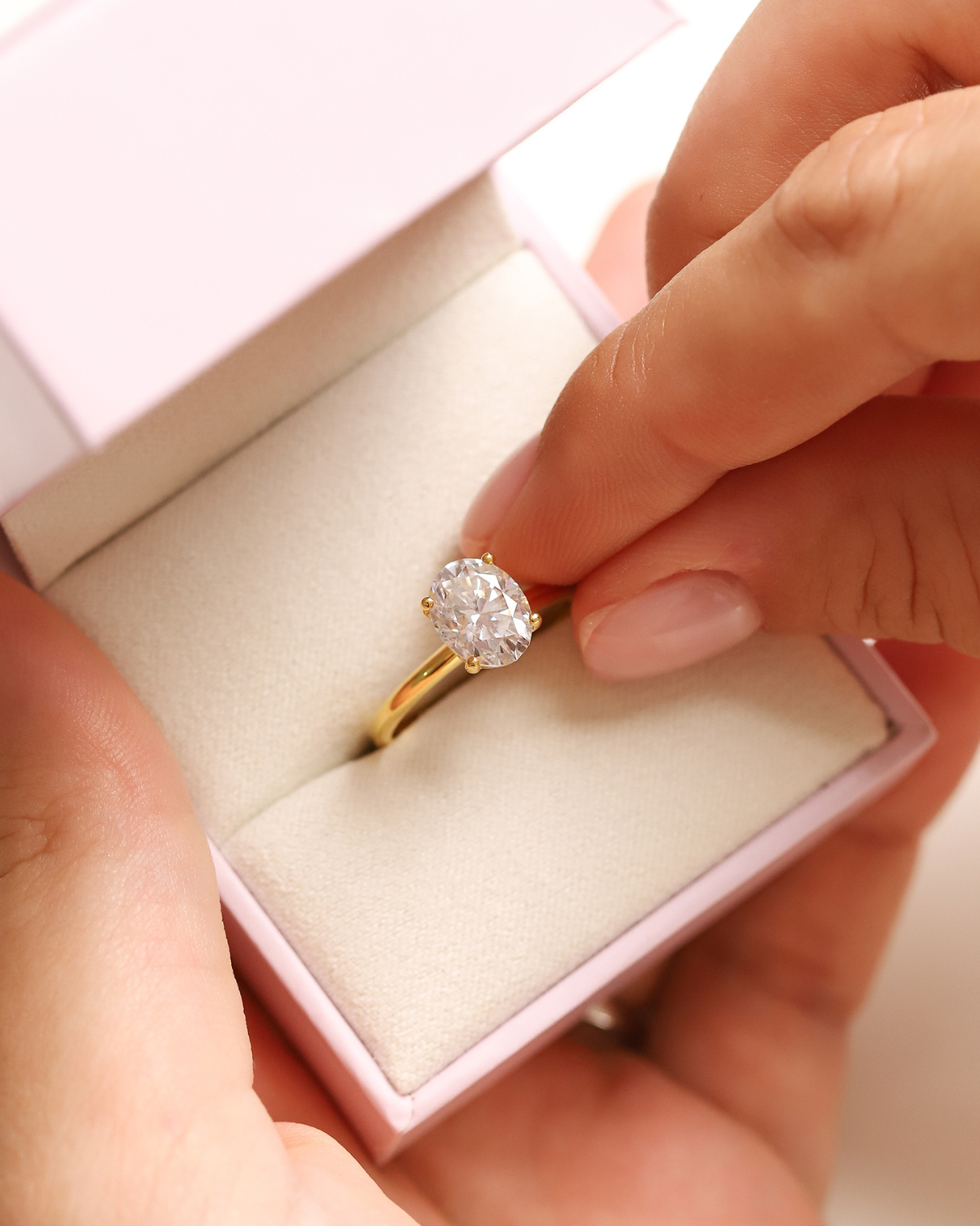 Bague de fiançailles solitaire ovale en moissanite de 2 carats en vermeil d'or 18 carats