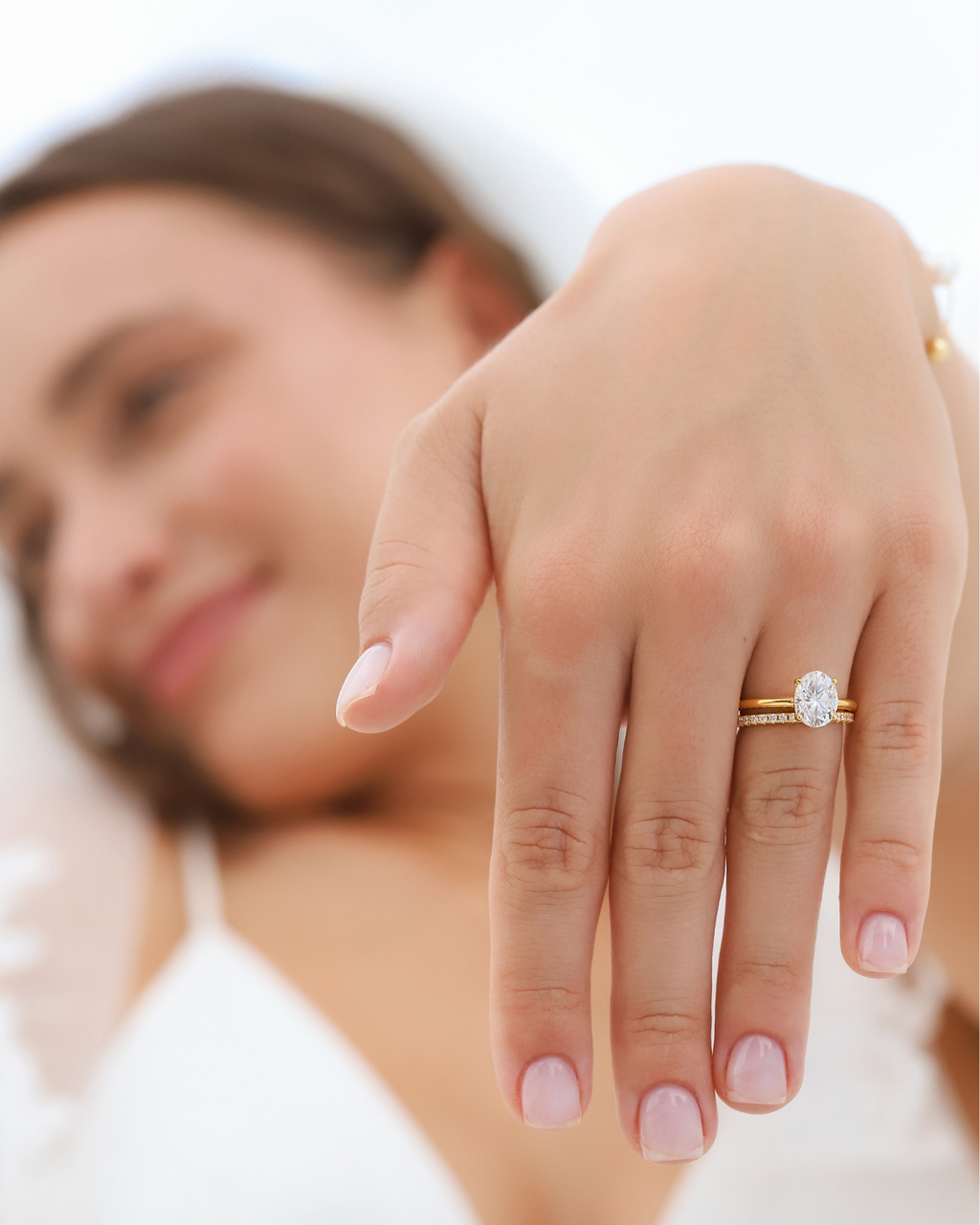 Bague de fiançailles solitaire ovale en moissanite de 2 carats en vermeil d'or 18 carats