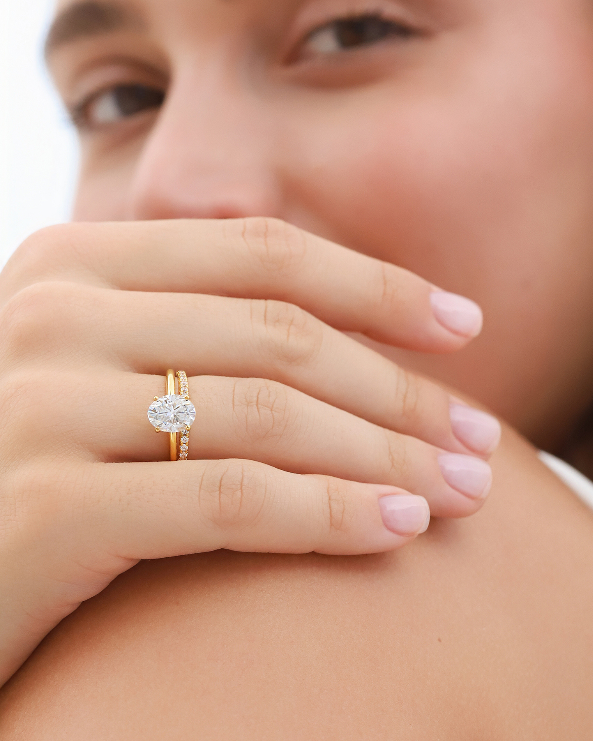 Bague de fiançailles solitaire ovale en moissanite de 2 carats en vermeil d'or 18 carats