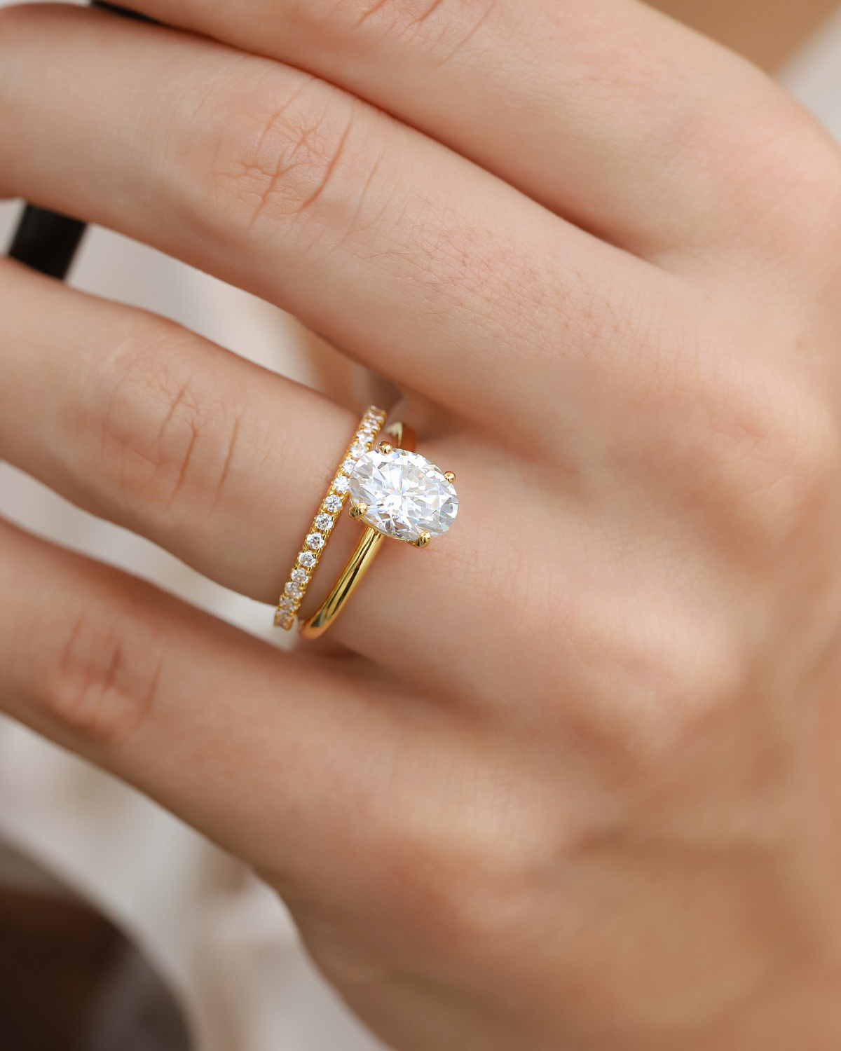 Bague de fiançailles solitaire ovale en moissanite de 2 carats en vermeil d'or 18 carats