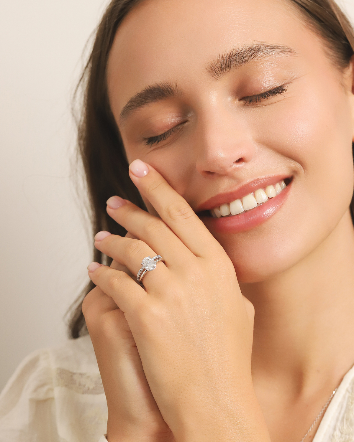 Bague de fiançailles solitaire ovale en moissanite de 2 ct en argent sterling