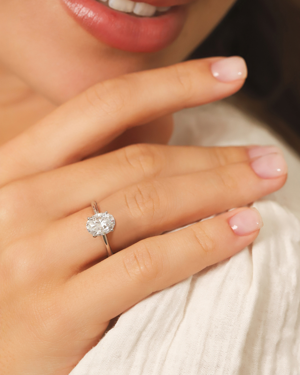 Bague de fiançailles solitaire ovale en moissanite de 2 ct en argent sterling