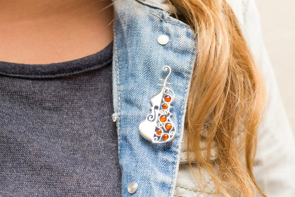 Broche de violoncelle en ambre