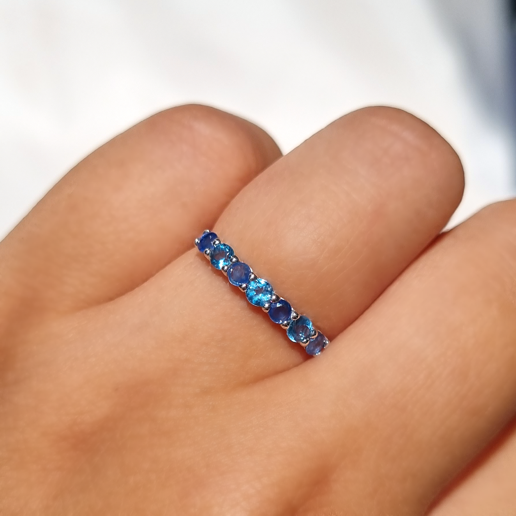 Bague demi-éternité saphir bleu et topaze bleue en argent sterling