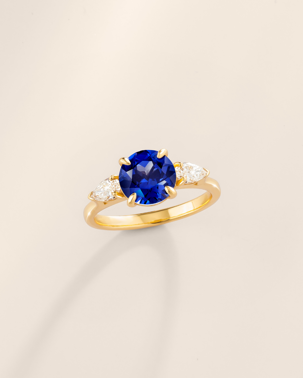 Bague de fiançailles trilogie saphir bleu taille ronde en vermeil d'or 18 carats