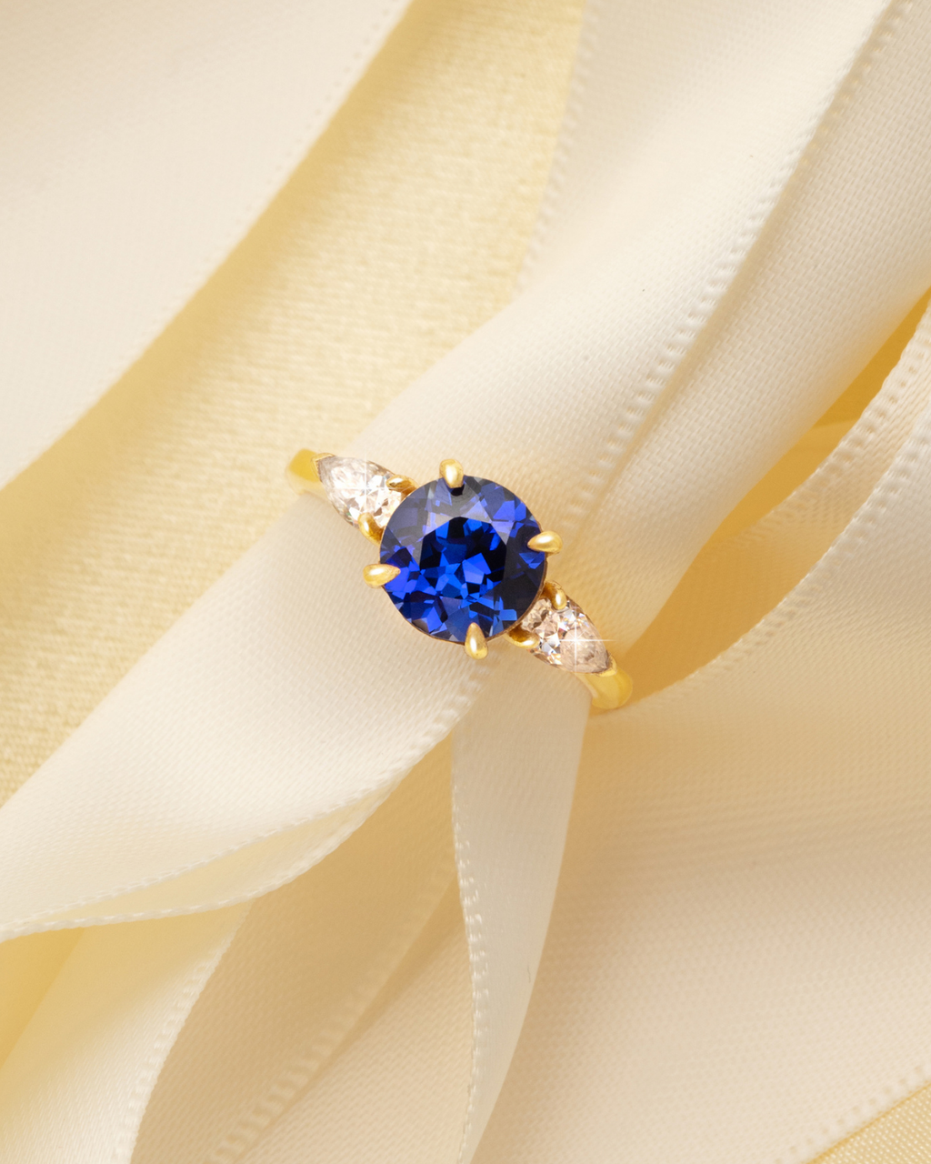 Bague de fiançailles trilogie saphir bleu taille ronde en vermeil d'or 18 carats