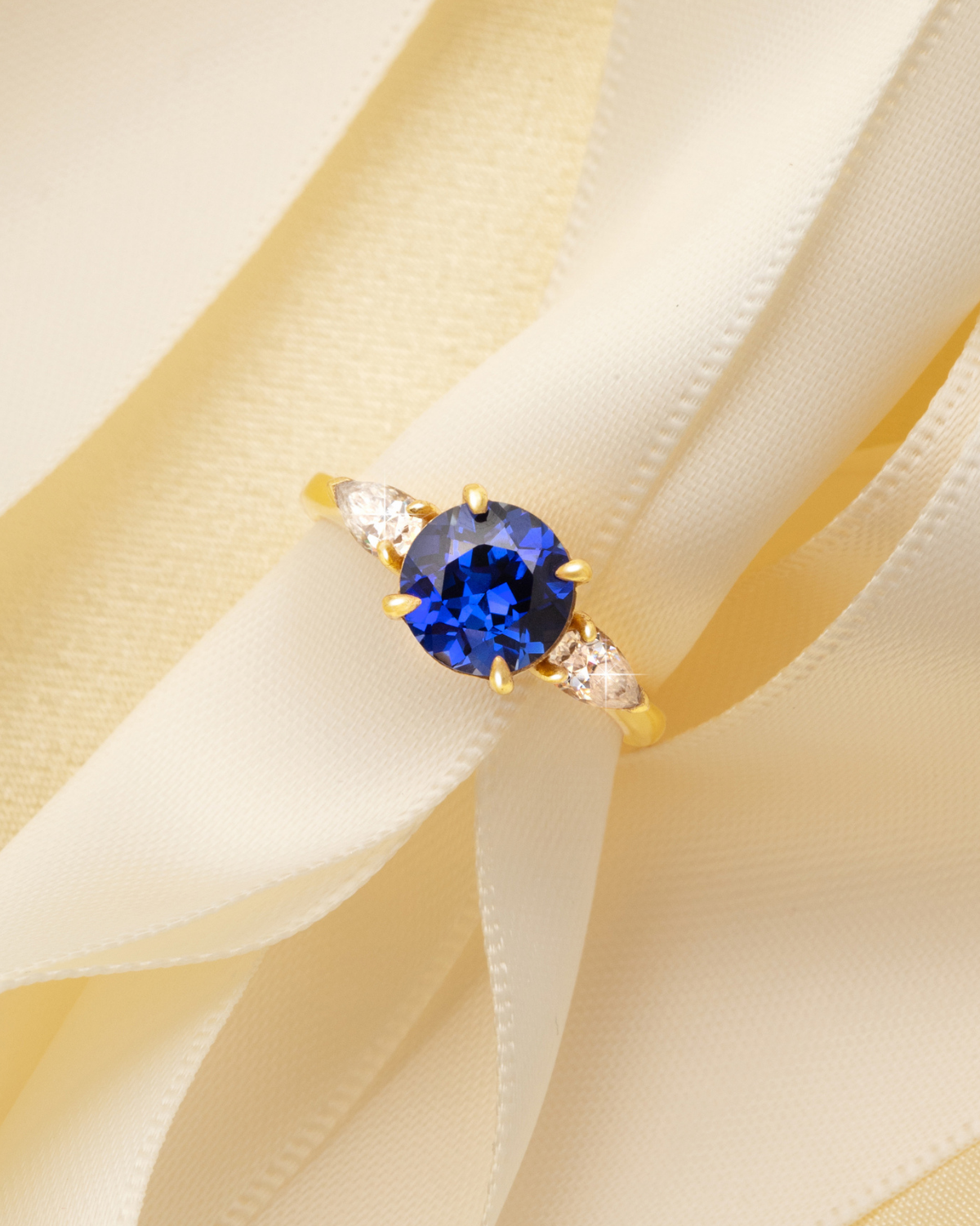 Bague de fiançailles trilogie saphir bleu taille ronde en vermeil d'or 18 carats