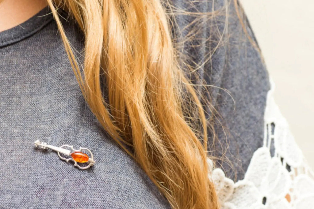 Broche en ambre classique en forme de violon