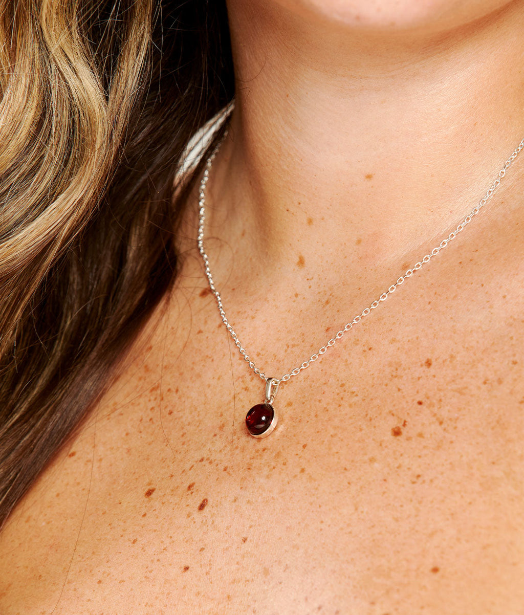 ESSENTIALS Mini pendentif cerise en ambre