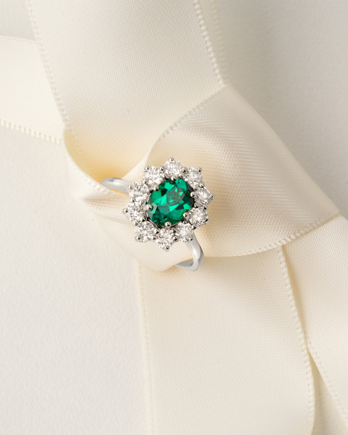 Bague de fiançailles auréole d'émeraudes en argent sterling