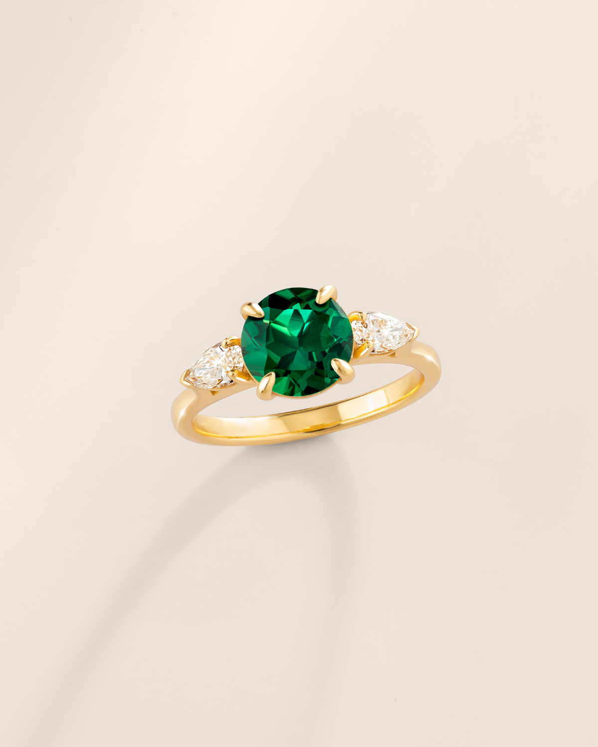Bague de fiançailles trilogie émeraude taille ronde en vermeil d'or 18 carats