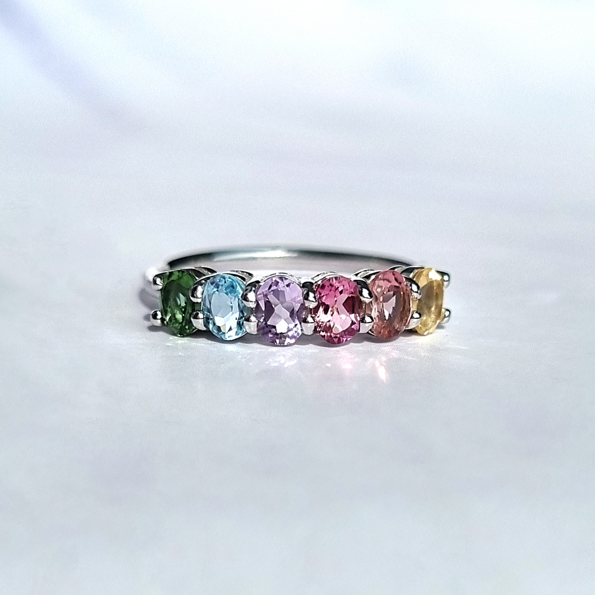 Bague Demi-Éternité Arc-en-ciel en Pierres Précieuses Multicolores en Argent Sterling