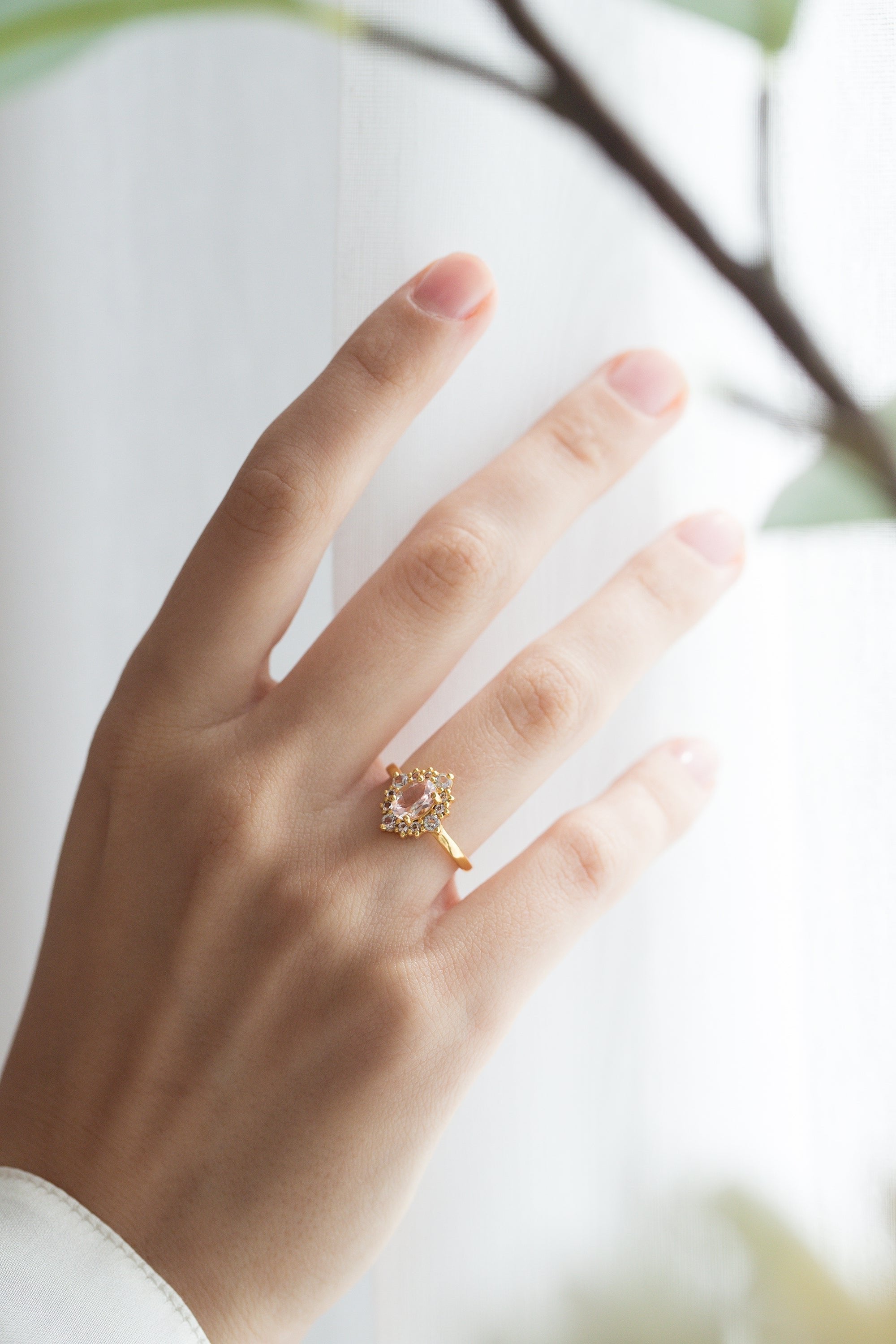 Bague halo en morganite rose en vermeil d'or 18 carats