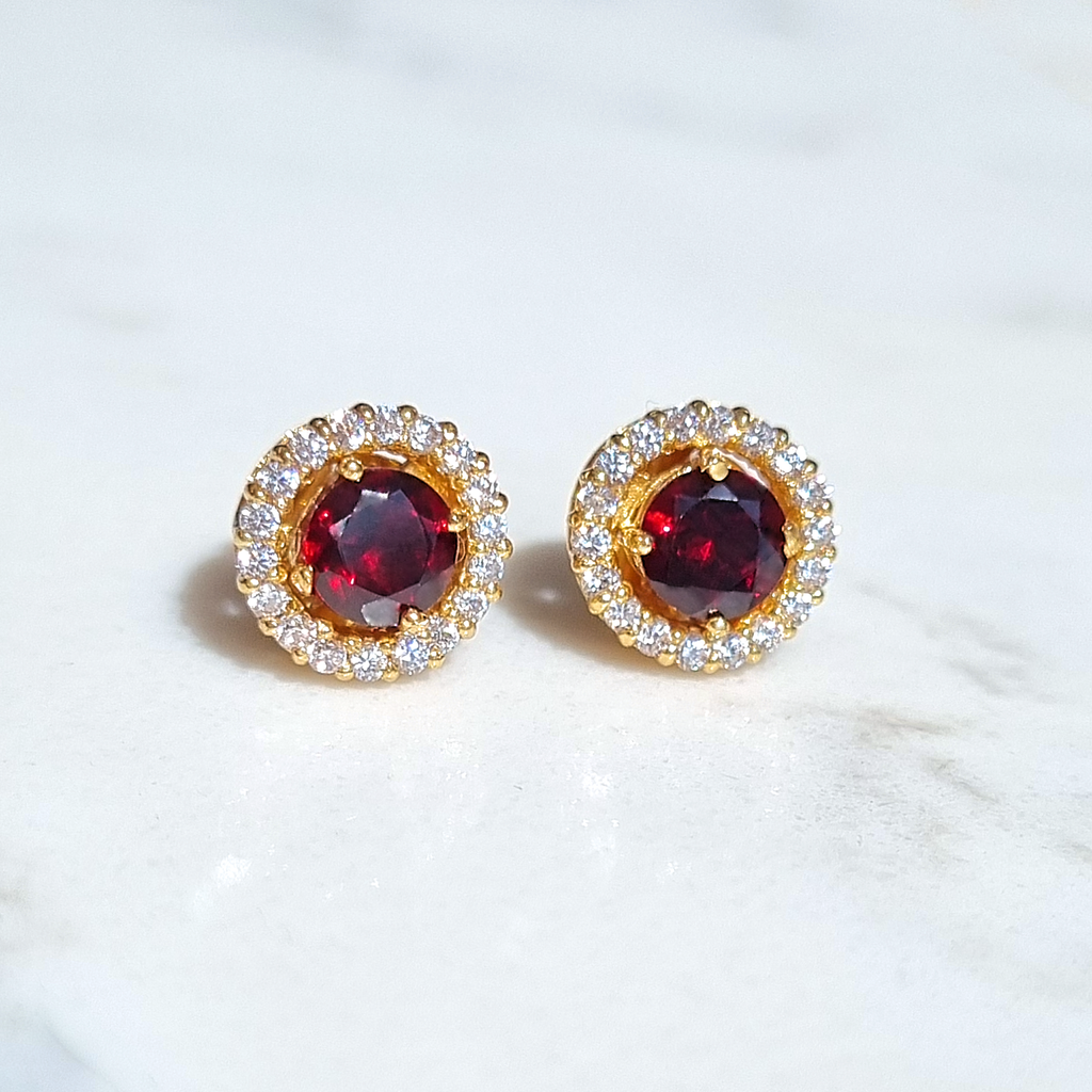 Puces d'oreilles grenat avec entourage et ornements en vermeil 18 carats