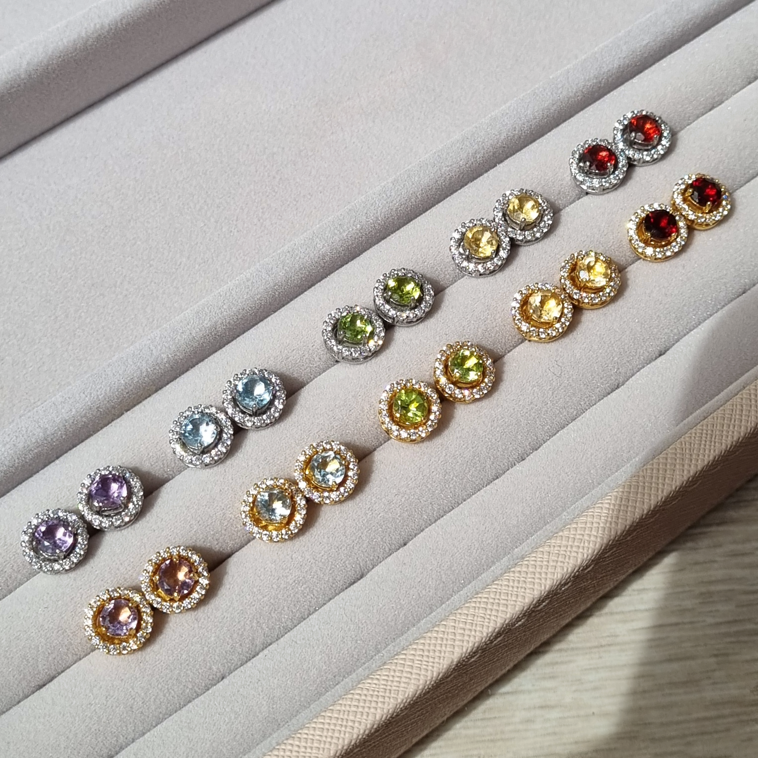 Boucles d'oreilles clous Citrine Halo avec vestes en argent sterling